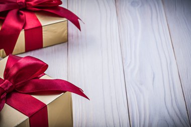 Ahşap tahta kopya alanı holida saten şeritler ile mevcut kutuları