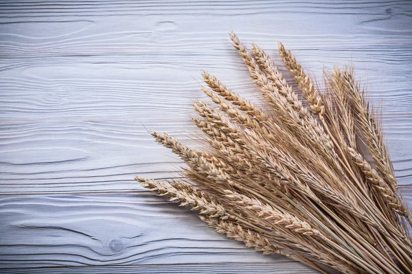 Bunch of wheat rye ears on wooden board food and drink concept — Stock Photo, Image