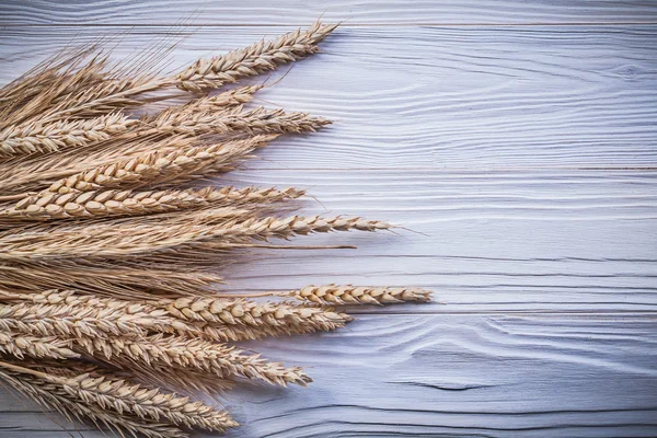 Pila de espigas de centeno de trigo en madera concepto de comida y bebida — Foto de Stock