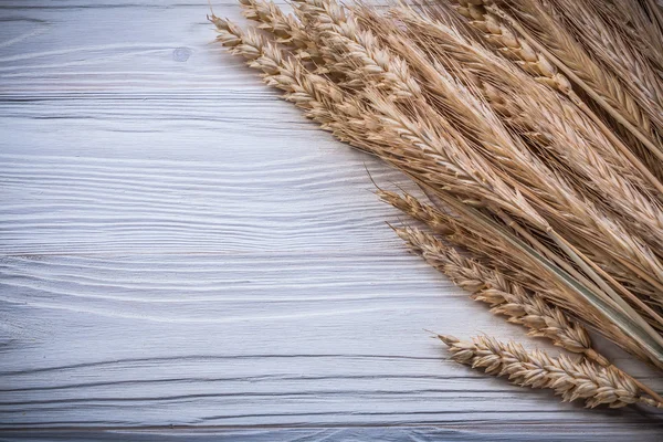 Stelletje gouden tarwe rogge oren op houten bord eten en drinken co — Stockfoto