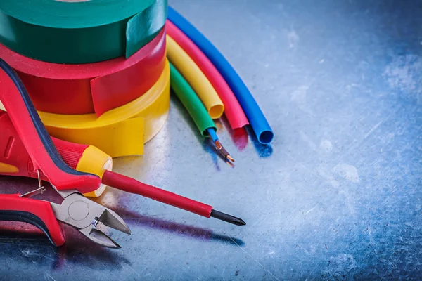 Isolierbänder Zangen elektrische Drähte isoliert Schraubenzieher co — Stockfoto