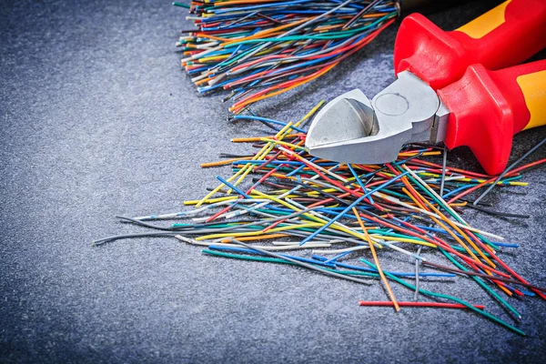Cortador de alambre de cables eléctricos multicolores sobre fondo negro ele — Foto de Stock