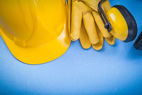 Geluid isolatie oorkappen beschermende handschoenen gebouw helm op b — Stockfoto