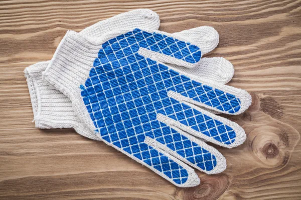 Beschermende handschoenen aan houten plank bouwconcept — Stockfoto