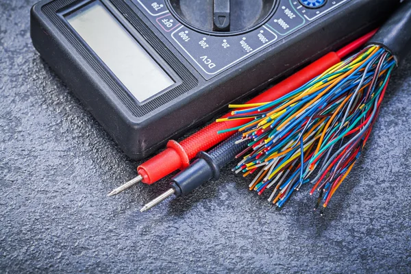 Conjunto de cables de probador eléctrico multímetro digital en backgro negro — Foto de Stock