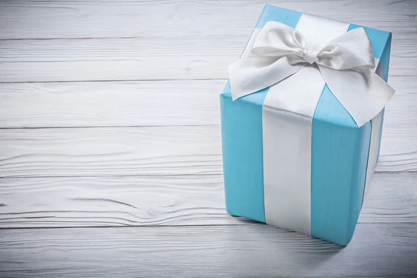 Caja de regalo azul en concepto de celebraciones de tablero de madera —  Fotos de Stock