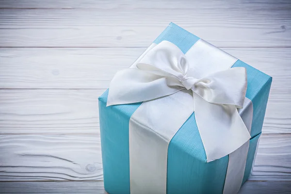 Gepackter blauer Geschenkkarton auf Holzbrett — Stockfoto