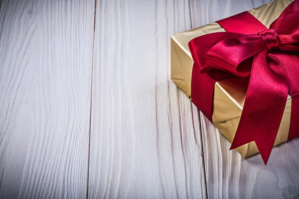 Doğum günü hediyesi ahşap tahta tatil kavramı üzerinde Paketli — Stok fotoğraf