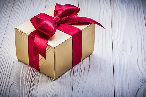 Geschenk-Box in Glitzerpapier auf Holzbrett Urlaubskonzept — Stockfoto