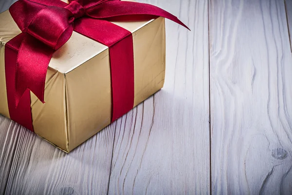 Geschenkbox mit rotem Knoten auf Holzbrett Urlaubskonzept — Stockfoto