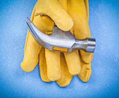 Pençe çekiç koruyucu eldiven mavi zemin üzerine bileşimi 