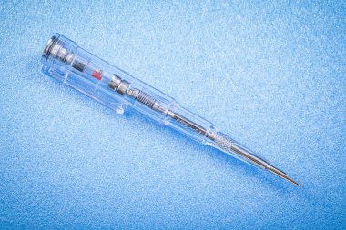 Mavi arka plan yatay görünüm elektrik c Elektrikli test cihazı