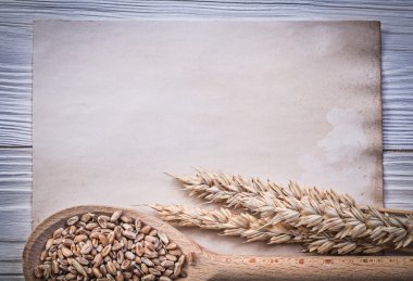 Buğday çavdar kulakları tahta kaşık vintage kağıt üzerinde ahşap tahta foo Mısır