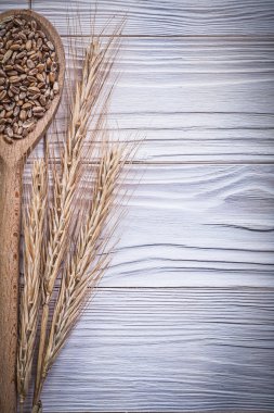Buğday-çavdar kulakları tahta kaşık tahıl ahşap tahta üzerinde