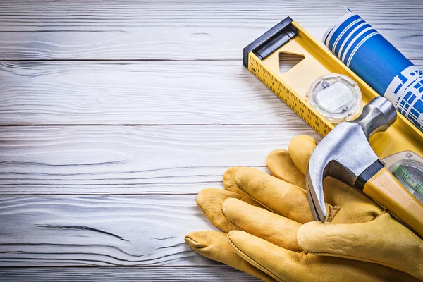 Garra martillo azul laminado planes de construcción nivel guantes de seguridad o —  Fotos de Stock