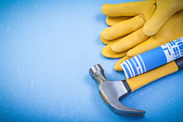 Klauenhammer Sicherheitshandschuhe Blaupausen auf blauem Hintergrund Konstruktion — Stockfoto