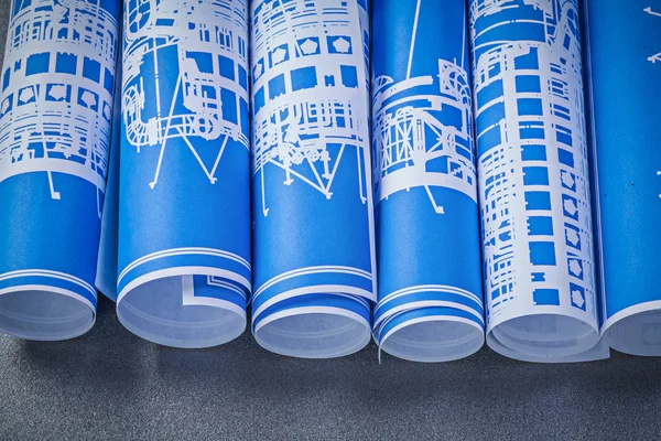 Heap de desenhos de engenharia laminados azuis em contras de fundo cinza — Fotografia de Stock