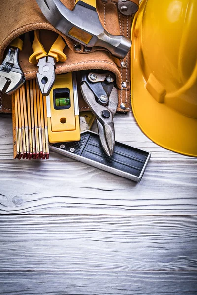 Cinturón protector de la herramienta del casco del edificio en constructio de madera del tablero — Foto de Stock