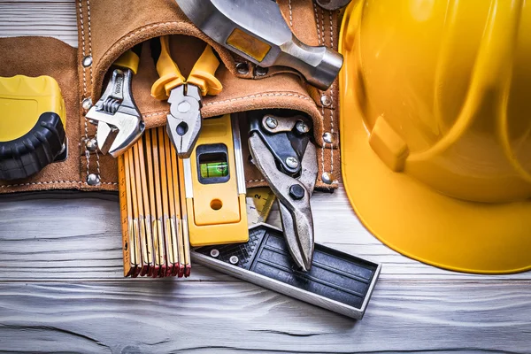 Sicurezza costruzione casco toolbelt su tavola di legno costruzione con — Foto Stock