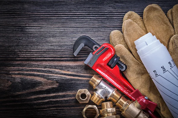 Veiligheid handschoenen monkey wrench blueprints sanitair verbindingslijnen op wo — Stockfoto