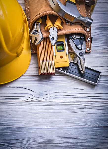 Cinturón de herramientas de cuero de sombrero duro de seguridad en la construcción de madera c —  Fotos de Stock