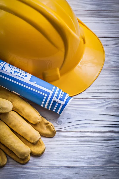 Conjunto de guantes de seguridad de sombrero azul dibujos de ingeniería en madera —  Fotos de Stock