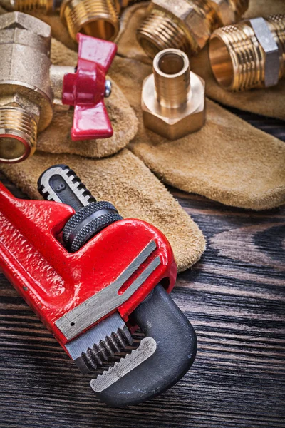 Комплект защитных перчаток Латунные сантехнические инструменты на деревянной доске — стоковое фото