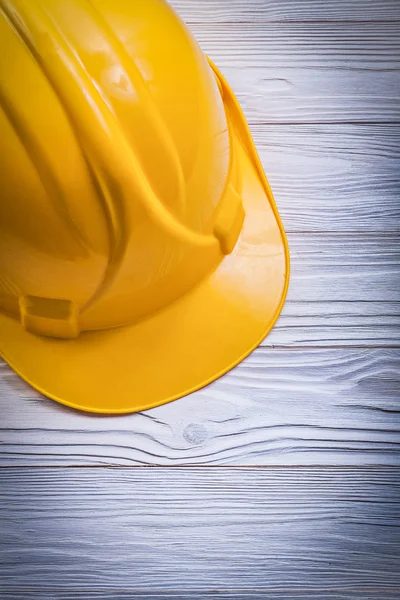 Casco protector amarillo del edificio en la construcción de tablero de madera c —  Fotos de Stock