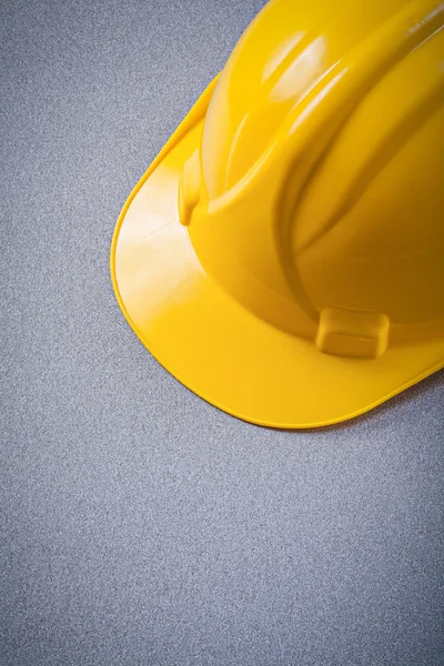 Sombrero duro de seguridad amarillo sobre concepto de construcción de fondo gris — Foto de Stock
