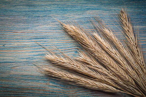 Bos van tarwe-rogge oren op houten plank bovenaanzicht eten en drinken — Stockfoto