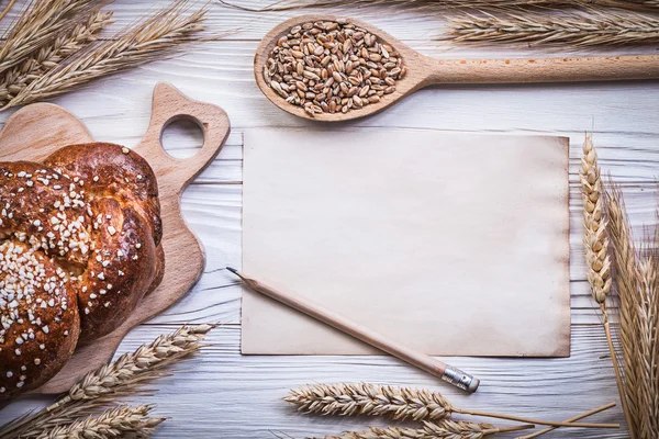 Doğrama kurulu buğday çavdar kulakları somun ekmek sopa tahta kaşık g — Stok fotoğraf