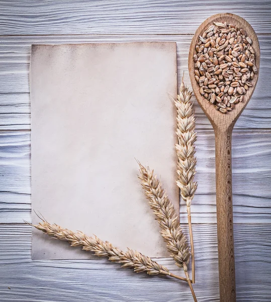 Ripe wheat rye ears corn wooden spoon clean vintage paper sheet — Stock Photo, Image