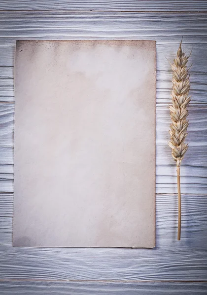 Weizenohren leeres Vintage-Papier Blatt auf Holzbrett direkt abo — Stockfoto