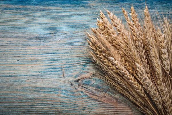 Heap of golden wheat rye ears on vintage wood board directly abo — Stock Photo, Image