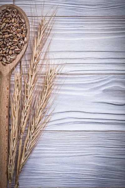 小麦-黑麦耳朵木勺粮食在木板上 — 图库照片