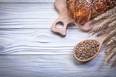 Doğrama tahtası buğday çavdar kulakları ekmek sopa tahta kaşık mısır