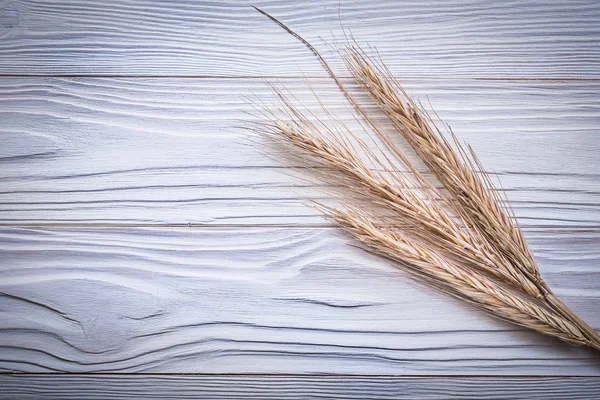 Ripe wheat and rye ears on wooden board top view — Stock Photo, Image