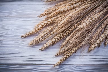 Ahşap tahta yiyecek ve içecek con altın buğday çavdar kulakları yığını