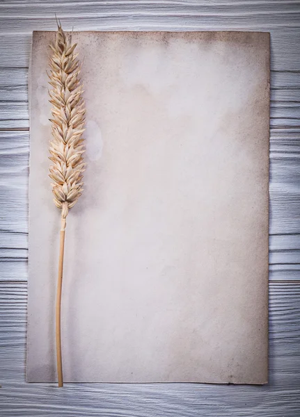 Weizenohren sauberes Vintage-Papier auf Holzbrett Draufsicht — Stockfoto