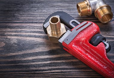 Ahşap tahta üzerinde Maymun anahtarı pirinç eşit tee hortum meme