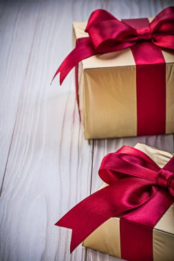 Ahşap tahta tatil konseptinde kırmızı fiyonklu doğum günü hediyeleri