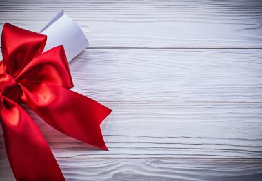 Ahşap tahta tatil kavramı kırmızı kurdele ile kağıt kaydırma