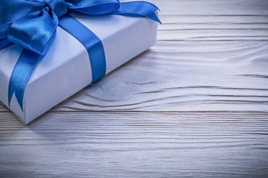 Ahşap tahta kutlamalar kavramı mavi düğüm ile mevcut kutusu