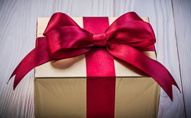 Ahşap tahta tatil kavramı üzerinde kaydırılan bir hediye