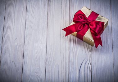 Ahşap tahta tatil kavramı üzerinde kaydırılan giftbox