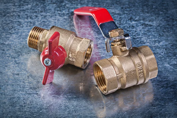 Brass gate lever ball valve on scratched metallic background plu — Stock Photo, Image