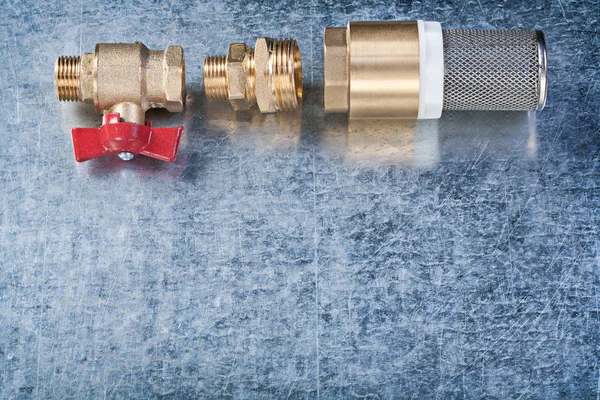 Válvula de compuerta de agua de latón con filtro colador sobre fondo metálico — Foto de Stock