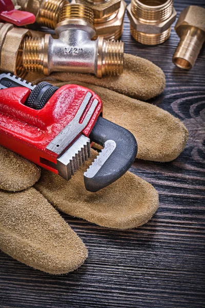 Lederen beschermende handschoenen Monkey moersleutel Brass sanitair fittingen — Stockfoto