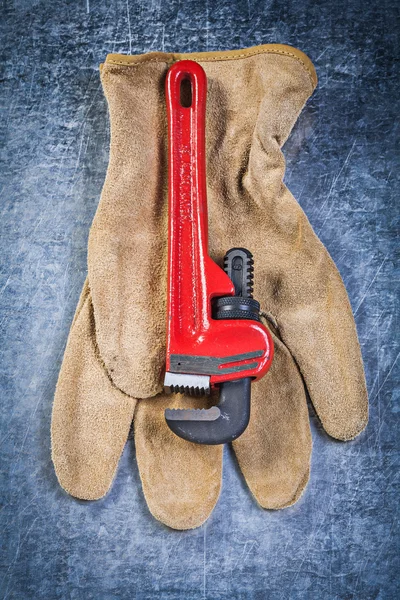 Llave de tubo guantes de seguridad en la construcción de fondo metálico co —  Fotos de Stock