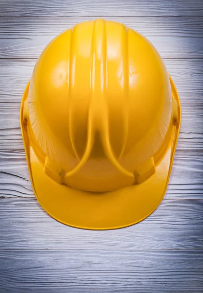 Cappello rigido di sicurezza su tavola di legno concetto di costruzione — Foto Stock